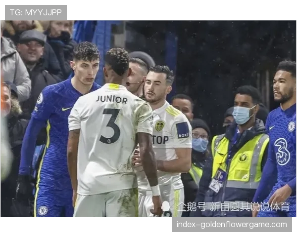 镜头特写：维尔茨在肋部吸引三人防守后送出关键直塞