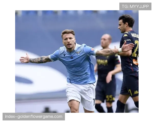 特写：点球罚失后，拉齐奥前锋因莫比莱独自坐在草坪上